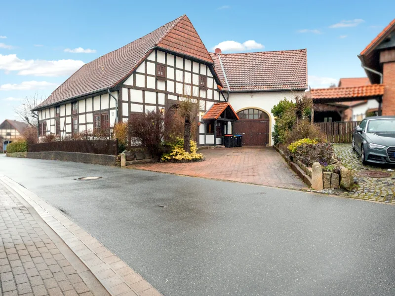 Titelbild - Haus kaufen in Rodenberg - Freistehendes Fachwerkhaus mit großem Grundstück in Rodenberg