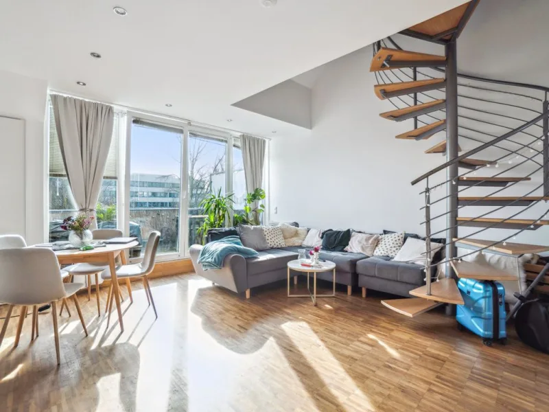 Wohn- und Essbereich - 1 - Wohnung kaufen in Düsseldorf - 2-Zimmer-Maisonette-Wohnung mit Sonnenterrasse im wunderschönen Bilk an der Düssel