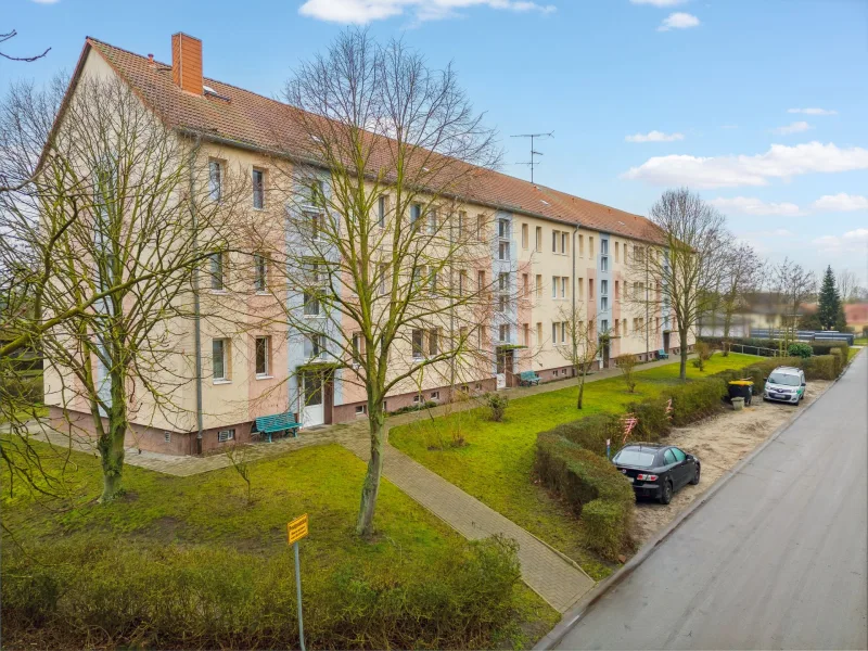 Blick auf das Mehrfamilienhaus - Zinshaus/Renditeobjekt kaufen in Osterburg - 24 WE in Osterburg im Paket zu verkaufen! 100% MEA aus der WEG