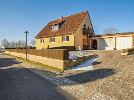 Hausansicht - Haus kaufen in Pleinfeld - Sonniges Zweifamilienhaus am Brombachsee - Ramsberg 