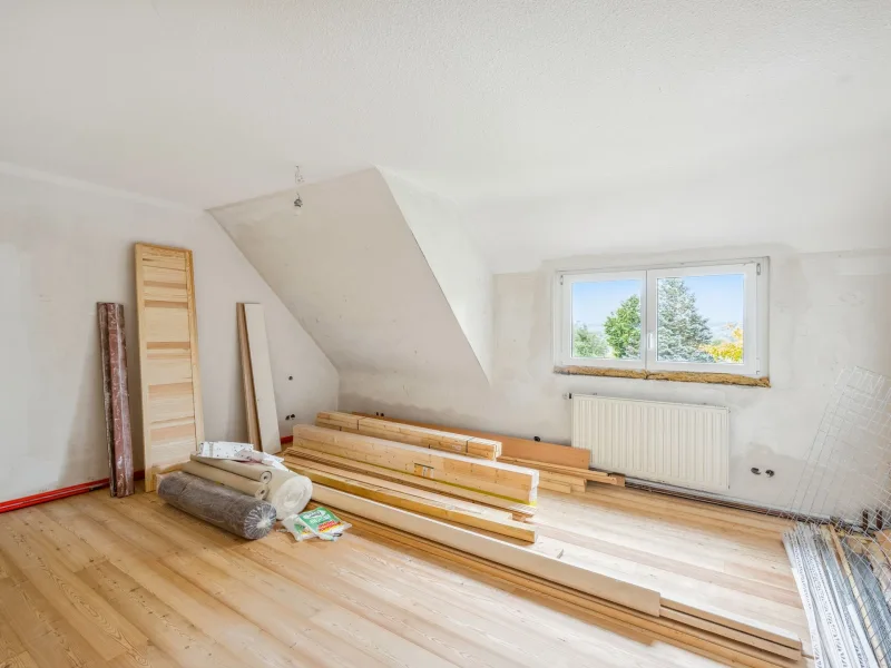 Schlafzimmer 1 DG - Haus kaufen in Backnang - Rohdiamant! Ein- bis Zweifamilienhaus mit viel Potenzial in Backnang