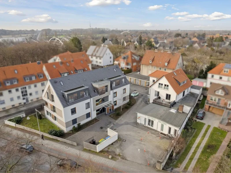 Luftaufnahme - Außenansicht - Haus kaufen in Hannover - Zwei vermietete Mehrfamilienhäuser mit 6 Garagen auf großem Grundstück in Hannover Misburg-Anderten