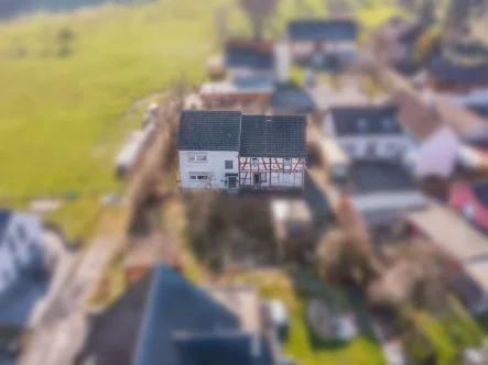 Titelbild - Haus kaufen in Eitorf - Baugrundstück mit Fernblick inklusive Abrissobjekt in Eitorf zu verkaufen