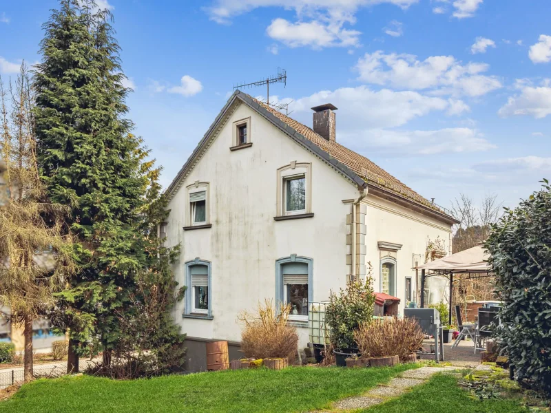 Hausansicht - Haus kaufen in Gummersbach - Einfamilienhaus mit Einliegerwohnung in zentraler Lage von Gummersbach