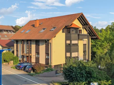 Hausansicht I - Wohnung kaufen in Waldbronn - Lichtdurchflutete 3-Zimmer-Dachgeschosswohnung direkt am Kurpark Reichenbach