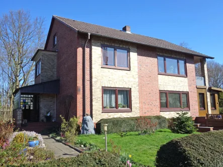 Titelbild - Haus kaufen in Brunsbüttel - Solides Zweifamilienhaus mit Carport in ruhiger Sackgassenlage in Brunsbüttel-Süd