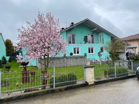 Ansicht - Haus kaufen in Mengkofen - Großes, tolles Einfamilienhaus im Bungalowstil mit Einliegerwohnung im Obergeschoss