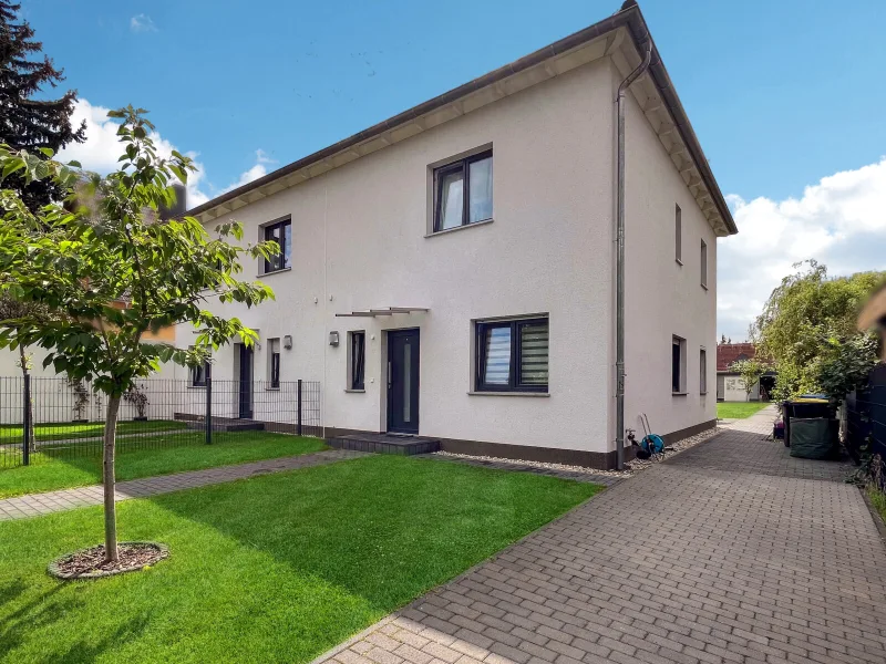 Titelbild - Haus kaufen in Falkensee - Bezugsfrei Anfang 2024! Moderne Doppelhaushälfte mit energieeffizienter Heizungsanlage in Falkensee 