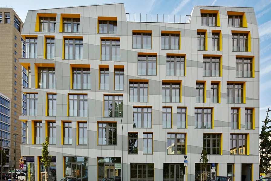 Titelbild - Wohnung kaufen in Frankfurt am Main - Direkter Blick auf den Osthafen - Hochwertiges Wohnen mit Aufzug 