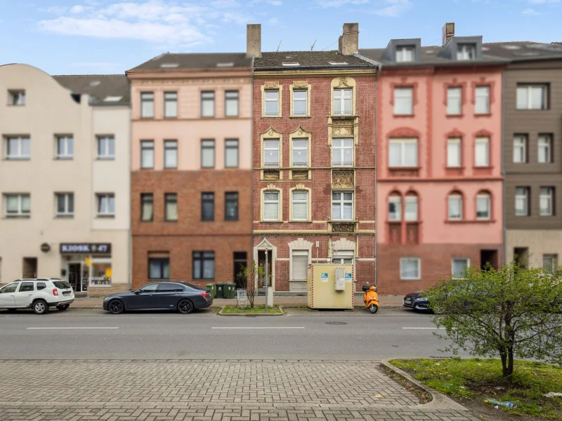 Hausansicht - Haus kaufen in Oberhausen - Stilvolles 5-Familienhaus mit einer freien Wohneinheit in Oberhausen-Marienkirche
