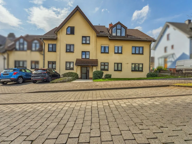 Hausansicht - Wohnung kaufen in Kassel - Eigentumswohnung mit Terrasse