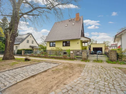 Hausansicht - Haus kaufen in Neuenhagen bei Berlin - Derzeit vermietetes Einfamilienhaus mit 5 Zimmern, Sauna, Garage in Neuenhagen bei Berlin