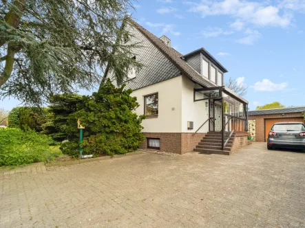 Hausansicht - Haus kaufen in Timmendorfer Strand - Wohnen an der Ostsee - Einfamilienhaus auf großzügigem Eigenlandgrundstück in Timmendorfer Strand