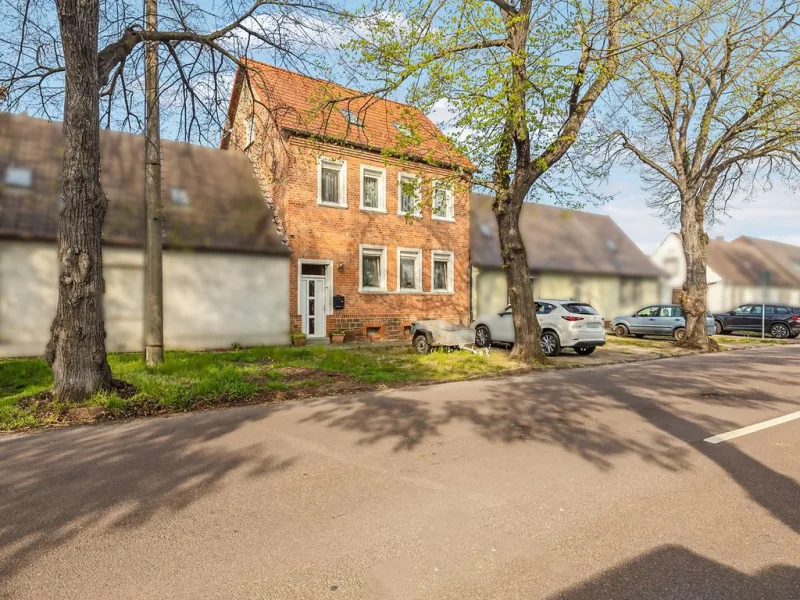 Hausansicht - Haus kaufen in Gröbzig - Gepflegte Familienidylle mit grünem Garten und Platz für Jedermann