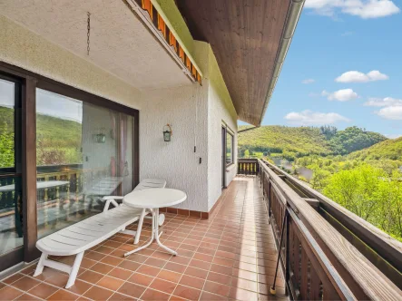 Titelbild - Haus kaufen in Hahnenbach - Genießen Sie den Ausblick von ihrer neuen Terasse! Großes Einfamilienhaus im Grünen!