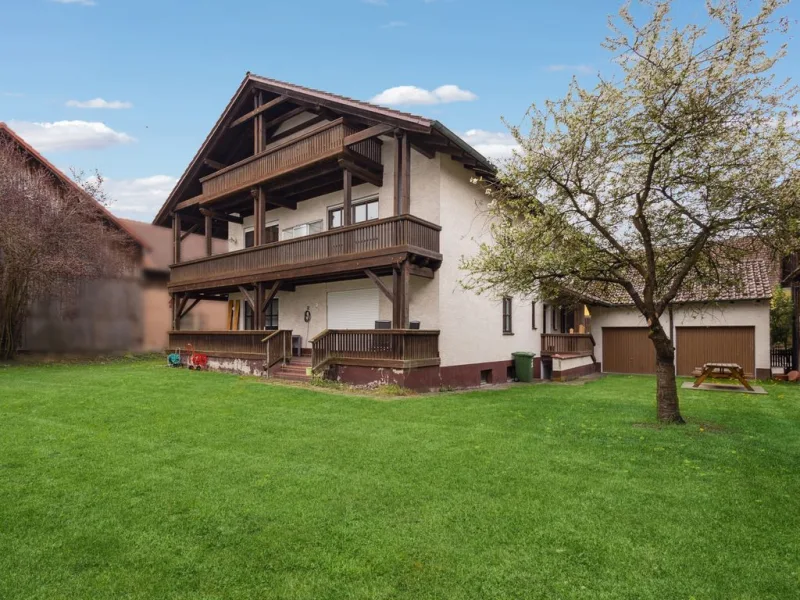 Ansicht 1 - Haus kaufen in Pfatter - Gepflegtes Mehrfamilienhaus mit schönem Garten in Geisling / Pfatter