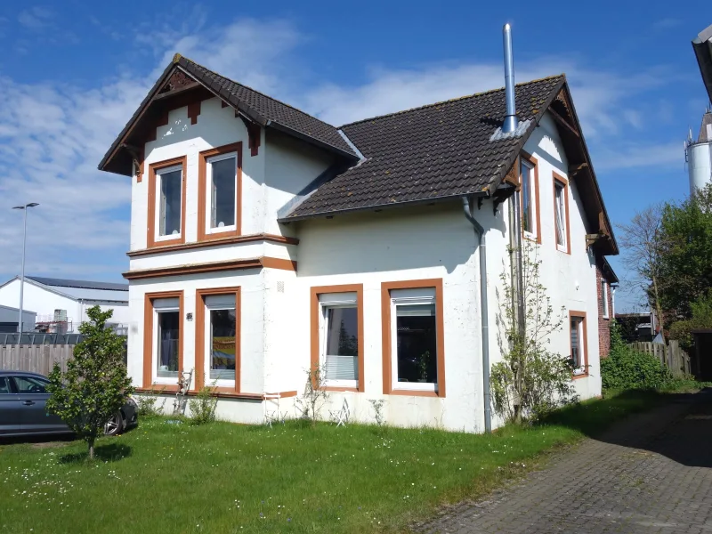 Titelbild - Haus kaufen in Marne - Individuelles Einfamilienhaus mit Carport in Marne