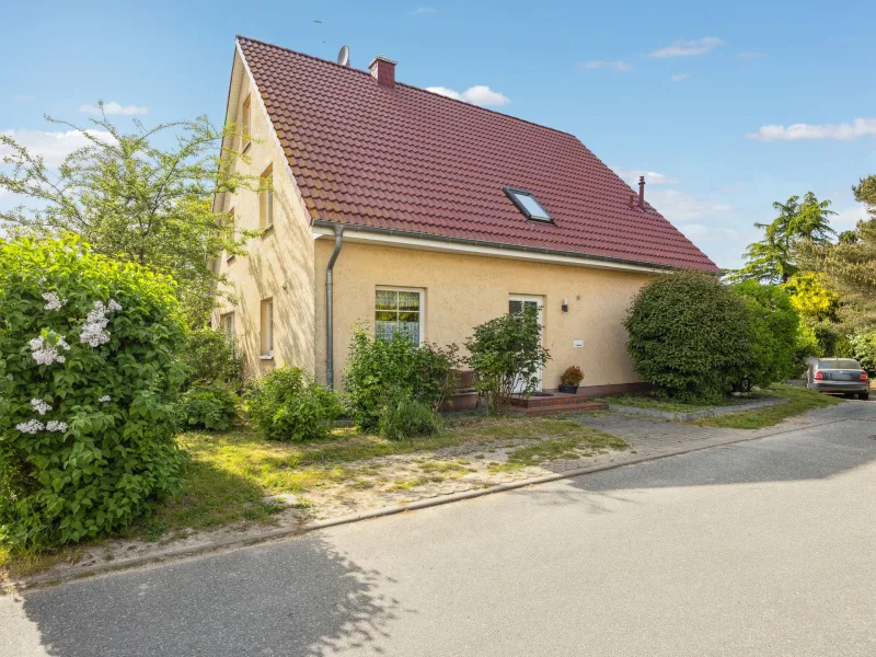 Hausansicht - Haus kaufen in Altefähr - Zweifamilienhaus auf wunderschönem Eigengrundstück im Seebad Altefähr auf der Ostseeinsel Rügen