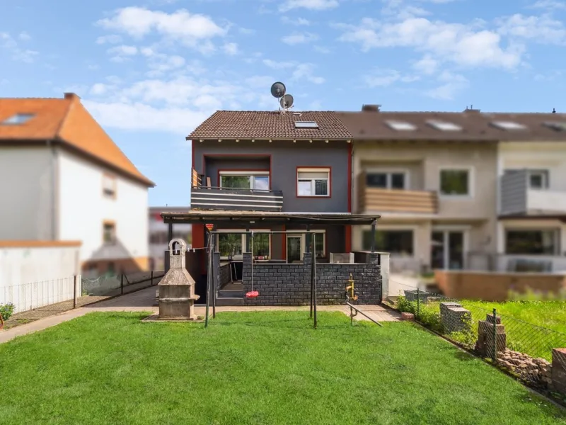 Titel - Haus kaufen in Hameln - Modernisiertes 7-Zimmer-Reihenendhaus mit überdachter Terrasse in Hameln-Klein Berkel