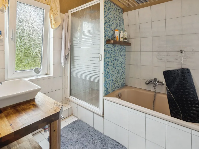 rechts - Badezimmer