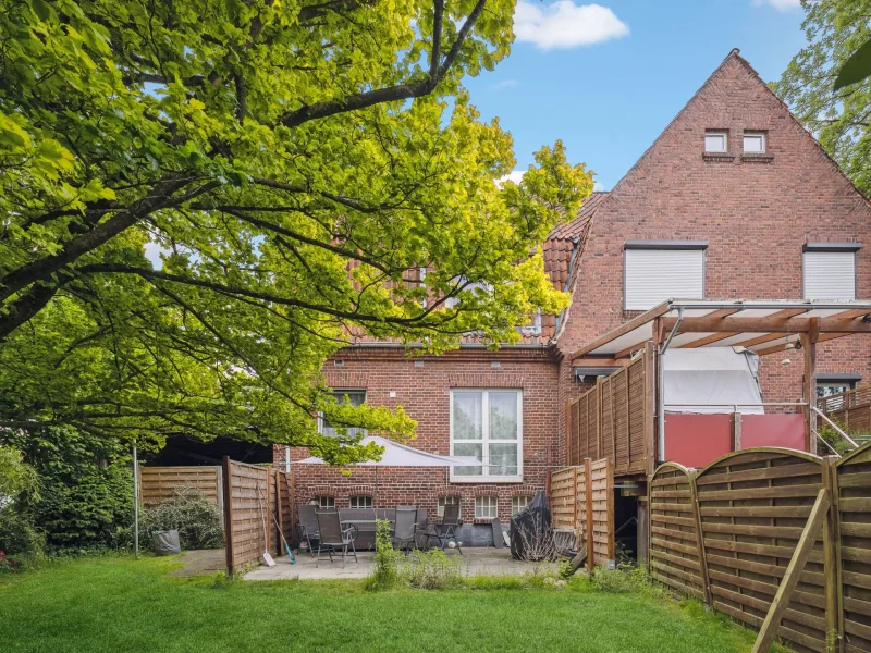 rechts - Terrasse  Carport