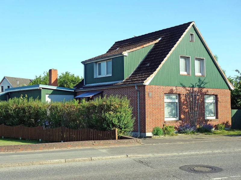 Titelbild - Haus kaufen in Meldorf - Einfamilienhaus mit Werkstatt und 2 Garagen in Meldorf