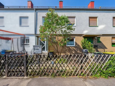 Titelbild - Haus kaufen in Nürnberg - Gepflegtes Reihenmittelhaus mit Garage in ruhiger, bevorzugter Wohnlage in N-Moorenbrunn