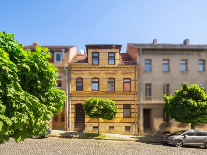 sehr gut sanierte Fassade  - Haus kaufen in Apolda - Top Mehrfamilienhaus in zentrumsnaher Lage von Apolda