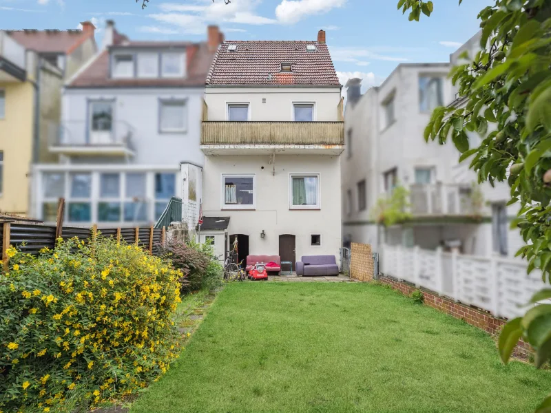 Titelbild - Haus kaufen in Bremen - Reihenmittelhaus mit  Vollkeller und tollem Garten in Bremen-Woltmershausen
