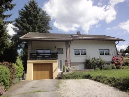 Front Regen1.jpg - Haus kaufen in Regen - Idyllisch gelegenes ZFH in Regen in Naturlage, aber zentrumsnah, derzeit vermietet