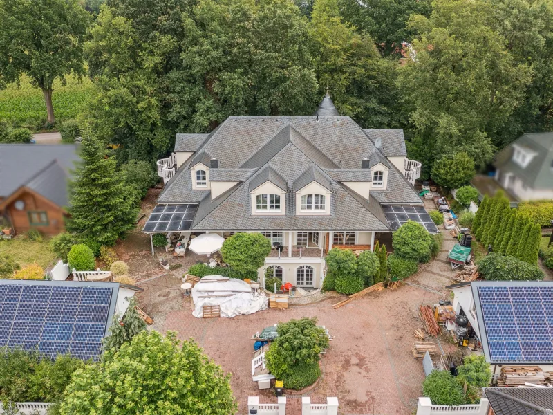 Ansicht Anwesen - Haus kaufen in Ellerau - Mehrgenerationenhaus oder Alters-WG - diese besondere Immobilie bietet alle Möglichkeiten.