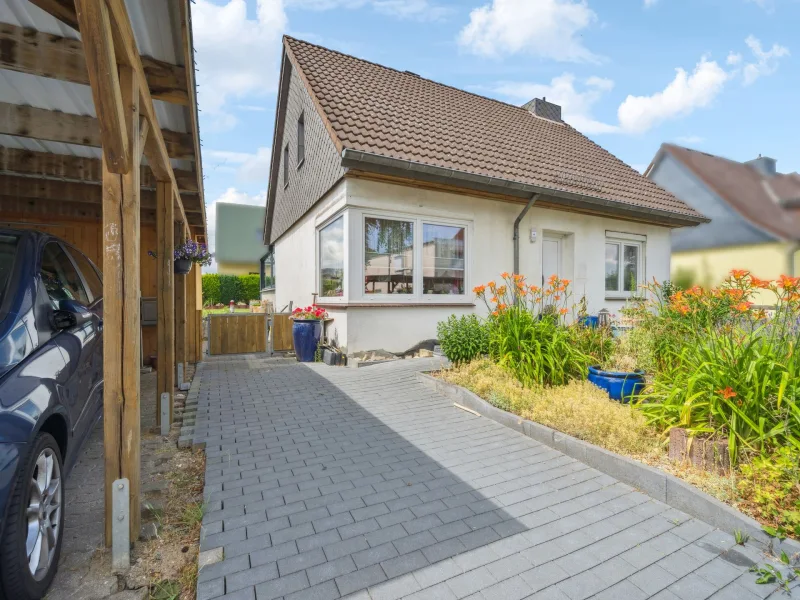 Straßenansicht - Haus kaufen in Kiel - Weitgehend modernisiertes EFH mit 4 Schlafzimmern, 2 Bädern und gr. Wintergarten in Kiel-Kronsburg