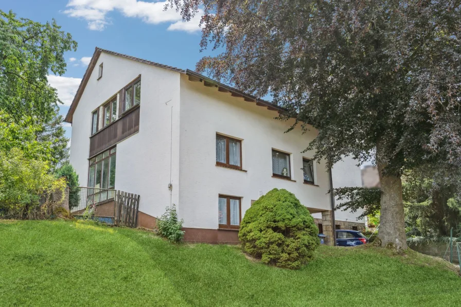 Titelbild - Haus kaufen in Hosenfeld - 3-Familienhaus mit Baugrundstück
