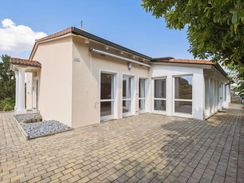 Ansicht - Haus kaufen in Lappersdorf - Sofort frei! Exklusives Einfamilienhaus mit Einliegerwohnung in Lappersdorf