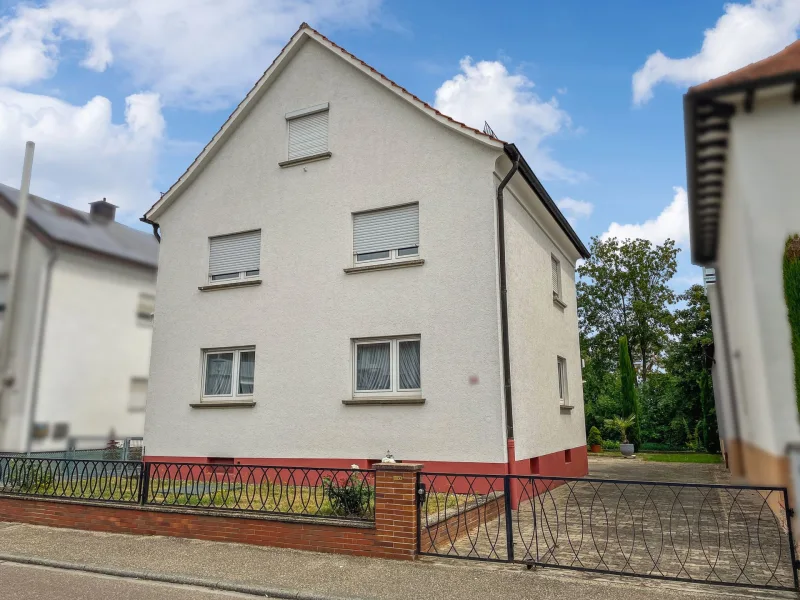 Hausansicht - Haus kaufen in Dielheim - Charmantes Ein- bis Zweifamilienhaus mit großem Garten in Dielheim