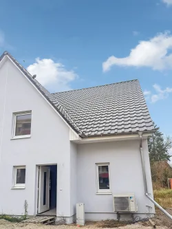 Titelbild - Haus kaufen in Oranienburg - Neubau in Fertigstellung! Doppelhaushälfte KFW-Energieeffizienzhaus mit 4 Zimmern in Oranienburg