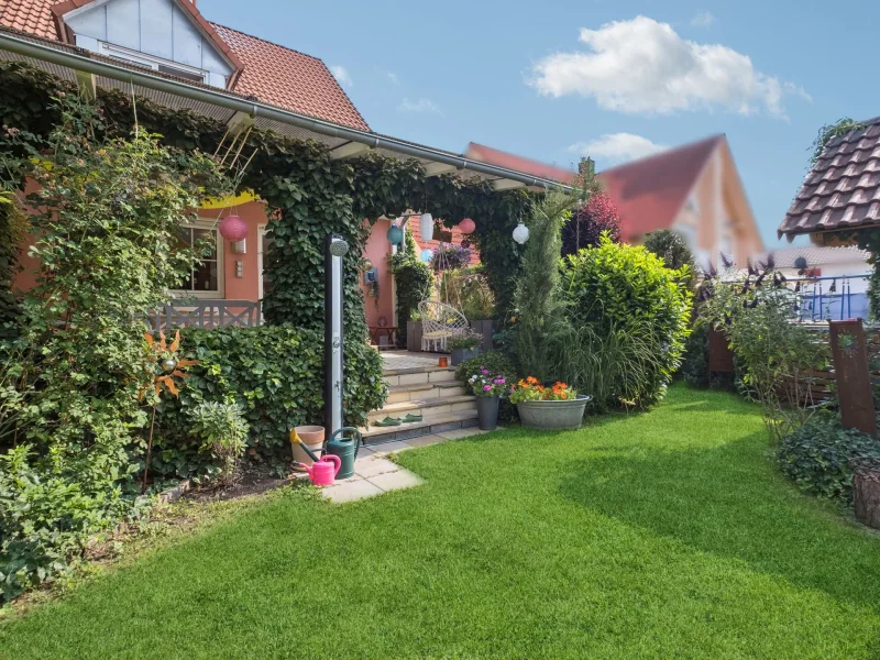 Außenansicht - Haus kaufen in Tegernheim - TOP gepflegte Doppelhaushälfte mit Traumgarten in Tegernheim