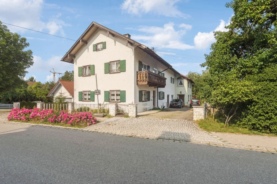 Hausansicht - Haus kaufen in Osterzell - Mehrgenerationenhaus mit großer Werkstatt und Einzelgarage mitten in Osterzell