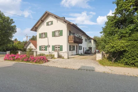 Hausansicht - Haus kaufen in Osterzell - Mehrgenerationenhaus mit großer Werkstatt und Einzelgarage mitten in Osterzell