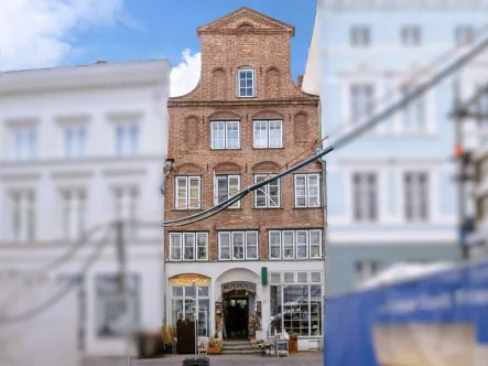 Eingang Straße Titelbild - Haus kaufen in Lübeck - Denkmalgeschütztes Anlageobjekt in top Altstadtlage - voll vermietet und teil-modernisiert 