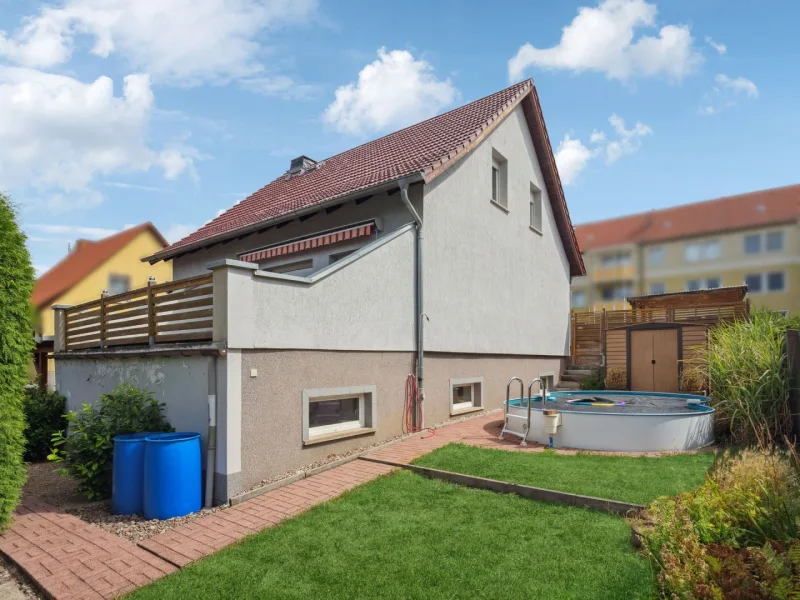 Gartenansicht mit Pool - Haus kaufen in Erfurt Urbich - RESERVIERT schönes Einfamilienhaus mit Garten und Pool