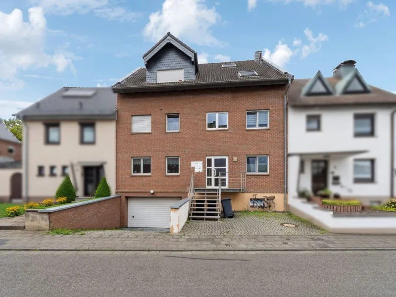 Hausansicht - Wohnung kaufen in Kerpen - Großzügige 4-Zimmer-Wohnung mit Balkon und Stellplatz in Kerpen