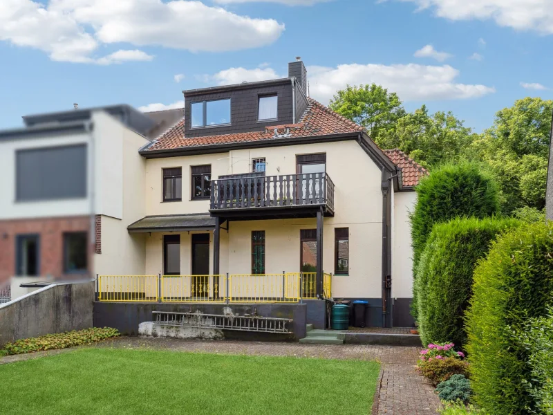 Hausansicht  - Haus kaufen in Düsseldorf - Exklusives 3-Parteien-Haus mit ca.253 m² Gesamtfläche und direktem Ausblick auf Schlosspark Benrath 