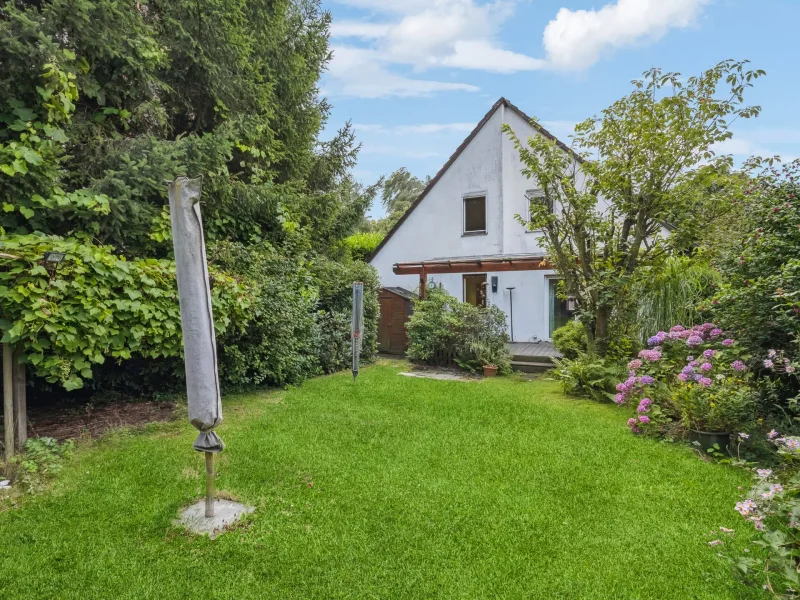Grundstücksansicht - Haus kaufen in Mülheim - Freistehendes Einfamilienhaus mit viel Potenzial im beliebten Mülheim Heißen/Grenze Holthausen