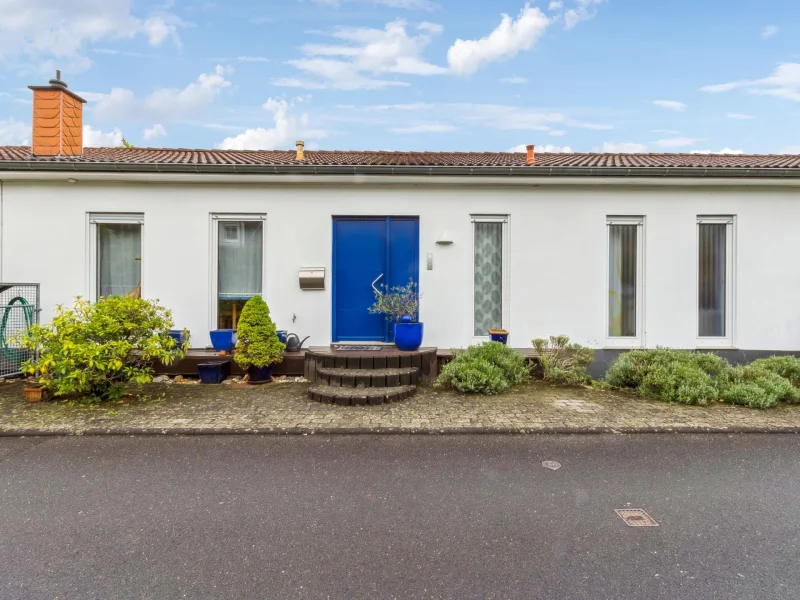 Außenansicht - Haus kaufen in Bonn - Stilvoller Atrium Bungalow in Bonn Ückesdorf