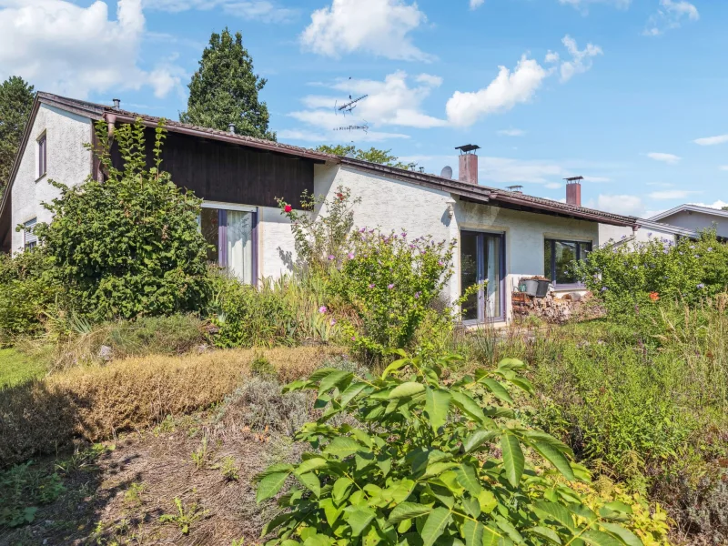 Ansicht - Haus kaufen in Rimsting - Doppelhaushälfte/Bungalow mit viel Charme und Potenzial in südlicher Randlage von Rimsting