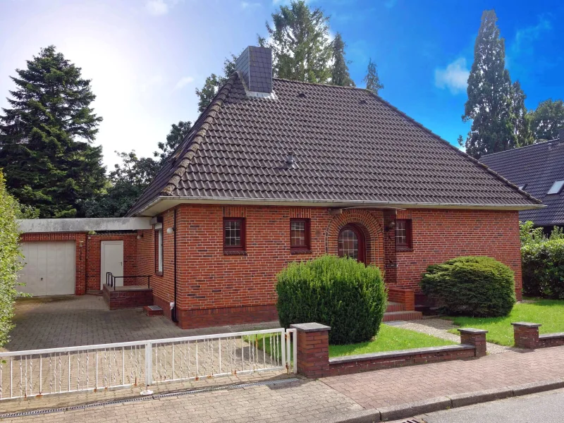 Titelbild - Haus kaufen in Schenefeld - Gepflegter Walmdachbungalow mit Garage in ruhiger Wohnlage in Schenefeld bei Itzehoe