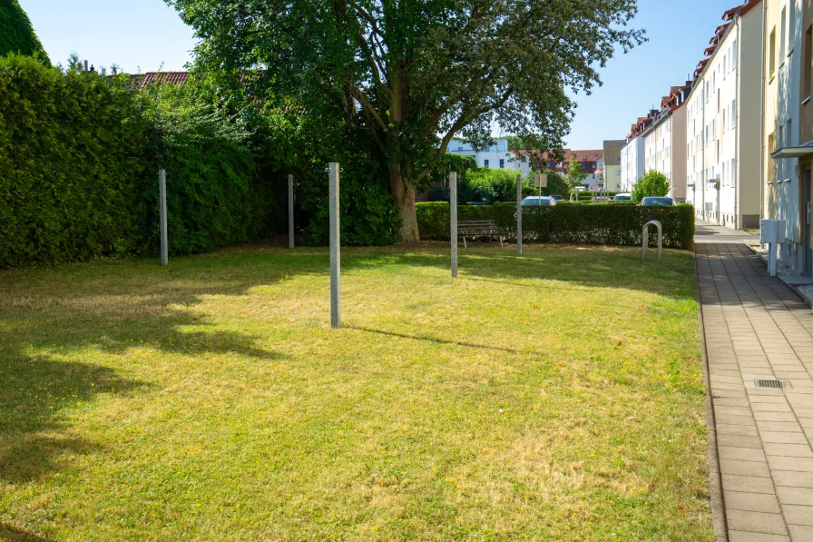 Gartenfläche hinter dem Haus