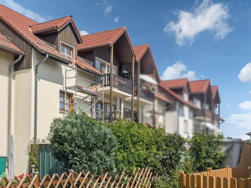 Hausansicht - Wohnung kaufen in Leuna - Attraktive 3-Zimmer-Wohnung mit Garage in Leuna / OT Günthersdorf zur Eigennutzung zu verkaufen