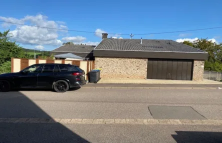 Titelfoto - Haus kaufen in Püttlingen - Exkclusives Einfamilienhaus mit ELW in Püttlingen